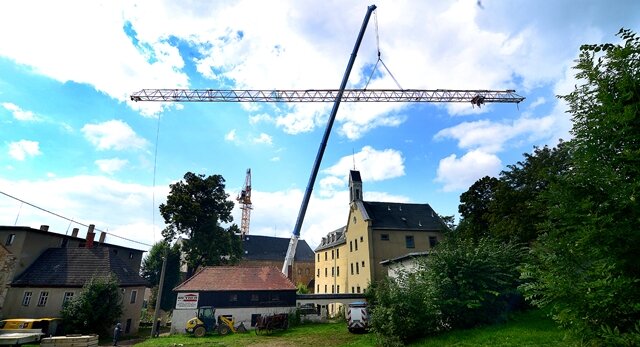 <p>
	Gigantischer 200-Tonnen-Autokran hebt gigantischen Turmdrehkran – mit einer spektakulären Aktion am Sachsenburger Schloss haben die Arbeiten zur Erneuerung der Treppenanlage, die von der Staatsstraße 202 hinauf zur Burg führt, begonnen.</p>
