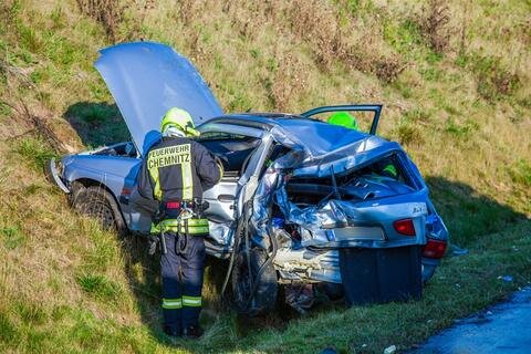 <p>
	Bei einem Unfall auf der A72 zwischen Röhrsdorf und Hartmannsdorf ist am Mittwochabend ein Ford-Fahrer schwer verletzt worden.</p>
