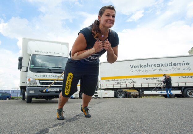 <p>
	Am 4. Oktober wird zum ersten Mal die Europameisterin im Lkw-Ziehen ermittelt. Mit dem Satz „Ich will den Titel“, formulierte die deutsche Truck-Pull-Meisterin Kathleen Neumayer aus Bayern (Foto) klar ihr Wettkampfziel im Oktober.</p>
