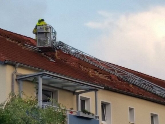 <p>
	Eine Windhose ist am Freitagabend durch Ebersbach-Neugersdorf (Landkreis Görlitz) gefegt und hat einigen Schaden angerichtet.</p>
