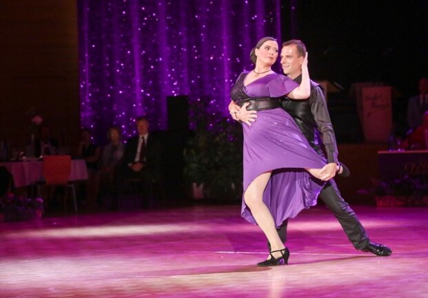 <p>
	Musikschul-Chefin Nancy Gibson und Tanzpartner Christoph Böhm präsentierten einen Tango.</p>
