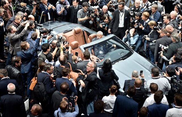 <p>
	<span class="Text">Daimler-Chef </span>Dieter Zetsche in einem S-Klasse Cabriolet.</p>
