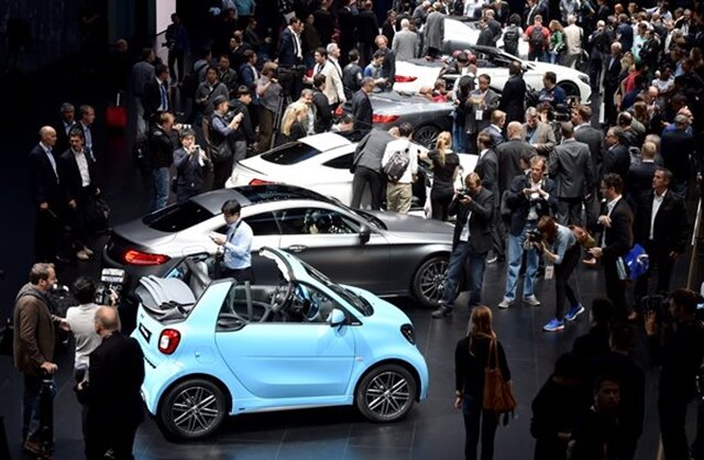 <p>
	<span class="Text">Besucher und Journalisten drängen sich bei Mercedes auf der Internationalen Automobilmesse.</span></p>
