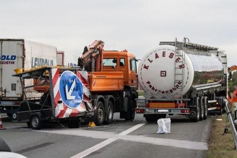 <p>
	Ein Tanklastzug ist am Freitagmorgen auf der A72 nahe der Autobahnabfahrt Zwickau Ost in einen am rechten Fahrbahnrand stehenden Warnleitanhänger gerast.</p>
