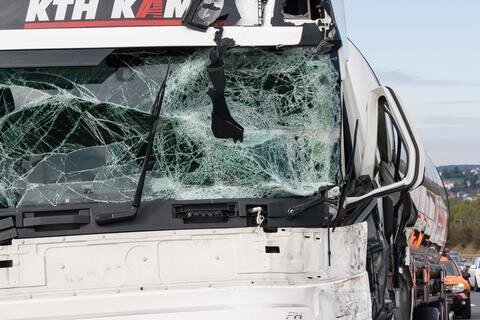 <p>
	Der 36-jährige Fahrer des Tanklasters erlitt Verletzungen, der 20-jährige Fahrer der Mähmaschine ebenfalls.</p>
