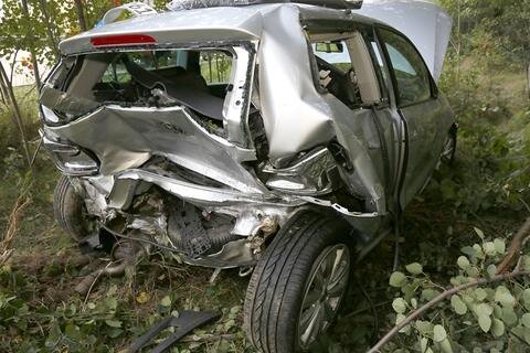 <p>
	Bei einem Auffahrunfall auf der A4 nahe Hainichen sind am Freitagabend sechs Menschen verletzt worden. Ein Audi prallte mit solcher Wucht auf einen VW, dass dieser von der Fahrbahn abkam und in einen Wildschutzzaun fuhr.</p>
