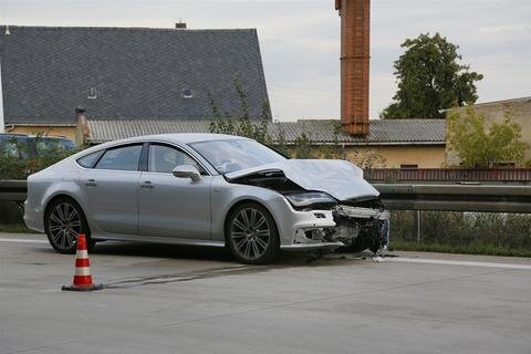 <p>
	Der 34-jährige Audi-Fahrer, der zu diesem Zeitpunkt die linke Spur befuhr, fuhr daraufhin auf den VW auf.</p>
