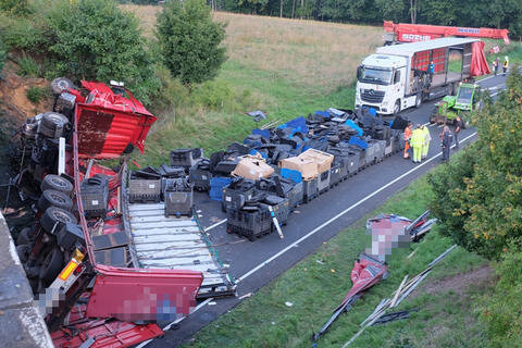 <p>
	Auf der Autobahn 4 im Landkreis Bautzen ist in der Nacht zu Montag ein Lastwagen von einer Brücke gestürzt.</p>
