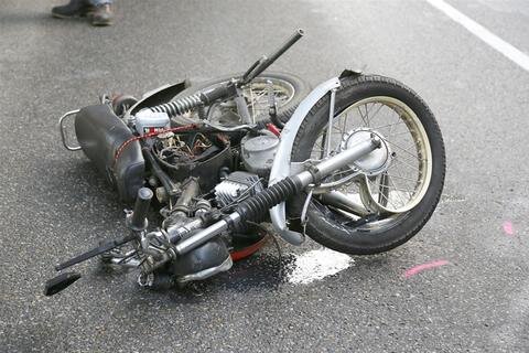 <p>
	Der 17-jährige Mopedfahrer wurde schwer verletzt.</p>
