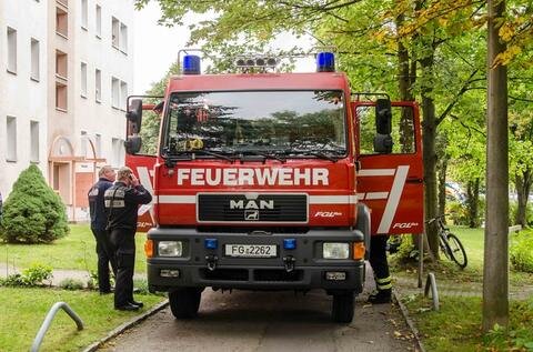 <p>
	Die Feuerwehr hat am Sonntagnachmittag ein älteres Ehepaar aus einer brennenden Wohnung in Freiberg gerettet.</p>
