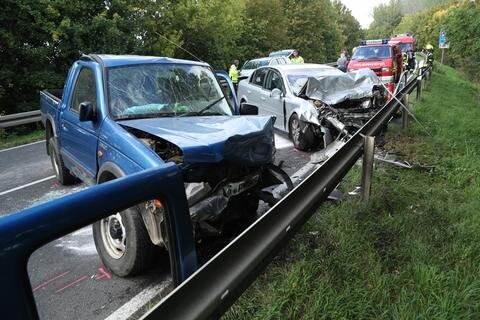 <p>
	Laut Polizei war ein Opel in einer Rechtskurve auf die Gegenfahrbahn geraten und frontal mit einem entgegenkommenden Ford Ranger zusammengestoßen.</p>

