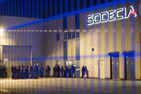 <p>
	Mitarbeiter der Firma Sodecia FSG an der Badstraße meldeten kurz vor Mitternacht, dass eine undefinierbare Flüssigkeit aus einer Maschine austritt.<br />
	&nbsp;</p>
