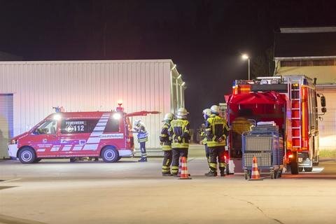 <p>
	Laut Feuerwehr wurde mindestens ein Mitarbeiter verletzt und musste mit dem Krankenwagen ins Krankenhaus gebracht werden. Mehrere Produktionshallen wurden evakuiert. Im Einsatz waren 31 Kameraden der Feuerwehren Oelsnitz, Lugau und Thalheim sowie der Rettungsdienst.</p>
