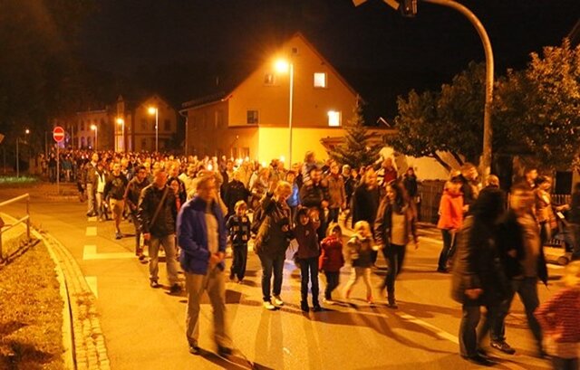 <p>
	Schätzungsweise mehr als tausend Menschen haben am Samstagabend in Einsiedel gegen eine geplante Erstaufnahme-Notunterkunft für knapp 550 Asylbewerber im früheren Pionierlager demonstriert.</p>
