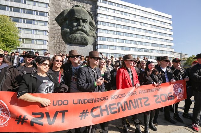 <p>
	Zahlreiche Udo Lindenberg-Doubles haben sich am Samstag in Chemnitz getroffen.</p>
