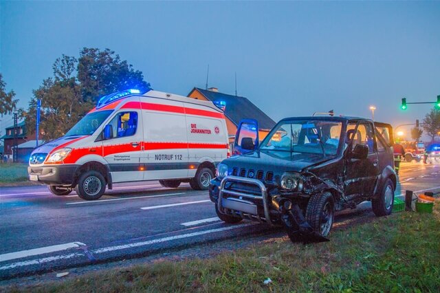 <p>
	Alle drei Fahrer wurden leicht verletzt. Bei dem Unfall entstand Sachschaden in Höhe von etwa 12.000 Euro.</p>

