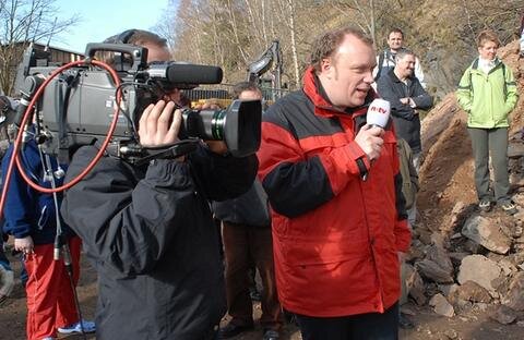 Reporter Thomas Präkelt berichtet für den Nachrichtensender n-tv live aus Deutschkatharinenberg.  