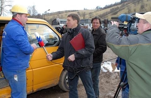 Bohrgeräteführer Silvio Schönherr wird von Iwan Rodinow, Reporter des russischen Fernsehsenders "Russia", interviewt.