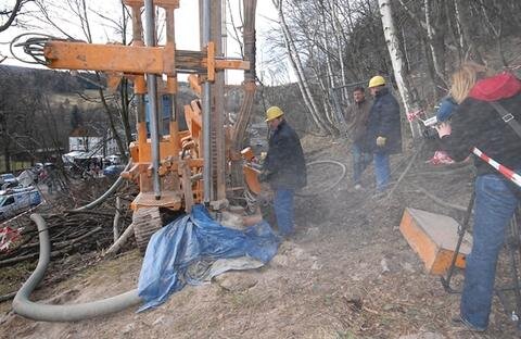 <b>28. Februar:</b> Die Mitarbeiter der Bergsicherung Schneeberg haben den Bohrhammer heute an drei Stellen in den Boden getrieben. 