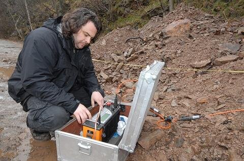 Dipl.-Geophysiker Johannes Preuß aktiviert die Messung. Das Messgerät ist über ein Datenkabel mit insgesamt 128 in den Boden eingebrachten Elektroden samt Schaltboxen verbunden. Ein Messzyklus dauert 2 bis 3 Stunden. 