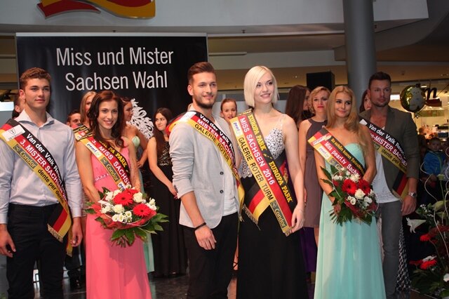 <p>
	Miss und Mister Sachsen Wahl 2015: Platz 3: Philipp Schneider und Franzine Mischka, Platz 1: Martin Merko und Farina Behm, Platz 2: Ingrid Elisabeth und Franz Weishaupt (von links)</p>
