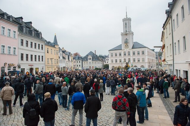 <p>
	In Schneeberg haben am Samstagabend etwa 1000 Menschen gegen die Asylpolitik der Bundesregierung und gegen eine angeblich drohende Überfremdung durch Flüchtlinge demonstriert.</p>
