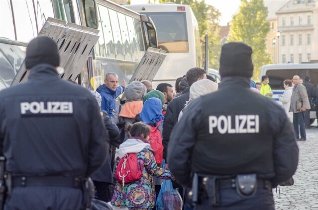 <p>
	Sie begleiteten die Flüchtlinge, die in Gruppen um 30 Personen aus den Zug gelassen wurden, zu den bereitstehenden Bussen. Rund um den Bahnhofsvorplatz standen dutzende Schaulustige - darunter auch Rechtsextreme.</p>
<p>
	&nbsp;</p>
