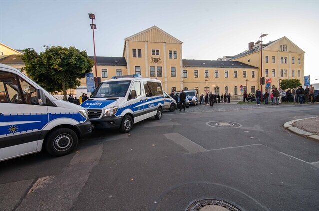 <p>
	Die Polizei hatte am frühen Nachmittag damit begonnen, den Platz vor dem Freiberger Bahnhof abzusichern.</p>
