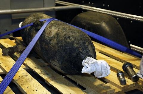 <p>
	Nach Polizeiinformationen handelt es sich um eine amerikanische 250 Kilogramm-Fliegerbombe aus dem Zweiten Weltkrieg, die in 2,50 Metern Tiefe bei Probebohrungen entdeckt wurde.</p>
