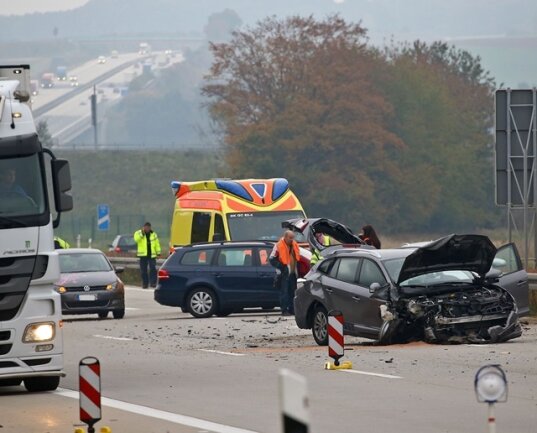 <p>
	Wie durch ein Wunder ist bei einem Unfall am Dienstag auf der Autobahn 4 niemand verletzt worden.</p>
