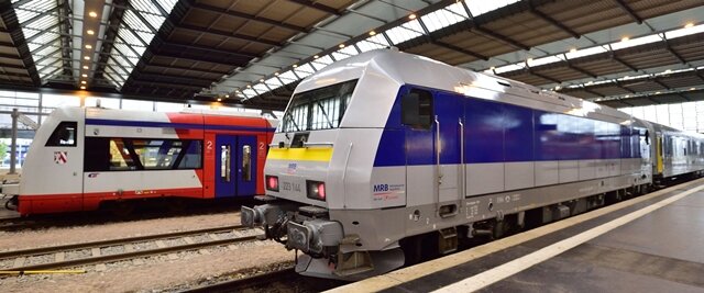 <p>
	Die Züge der künftigen Regionalexpresslinie 6 Chemnitz-Leipzig werden von Siemens-Dieselloks des Typs ER 20 gezogen.</p>
