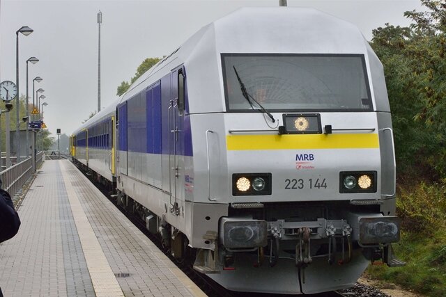 <p>
	Gezogen werden die Züge von bewährten Dieselloks des Herstellers Siemens gezogen. Die Loks sind bis zu 140 km/h schnell.</p>
