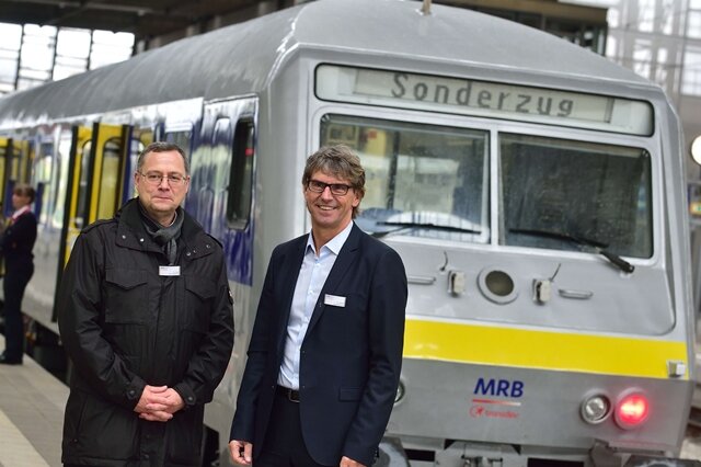 <p>
	Sie managen den Verkehr bei der Mitteldeutschen Regiobahn: Matthias Löser (li.) und Dirk Bartels.</p>
