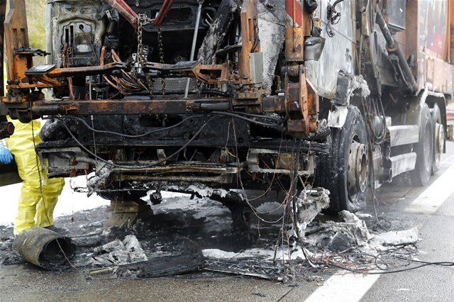 <p>
	Am Montagmorgen stand ein Müllauto auf der A4 kurz vor der Abfahrt Wüstenbrand in Flammen.</p>
