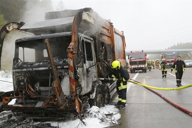 <p>
	Wie die Polizei informierte, war der Lkw auf dem Standstreifen offenbar aufgrund eines technischen Defektes in Brand geraten.</p>
