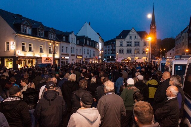 <p>
	In Aue haben am Samstagabend mehr als 1000 Menschen gegen die aktuelle Asylpolitik der Bundesregierung demonstriert.</p>
