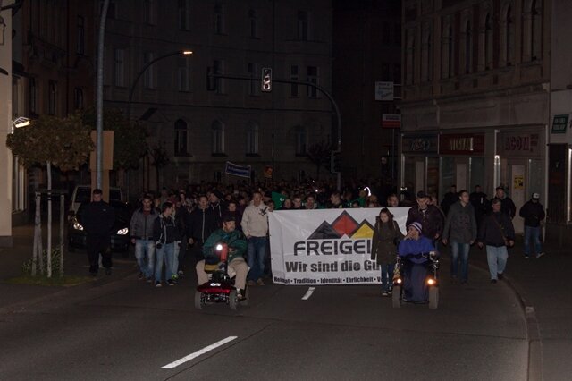 <p>
	Rund 1000 Demonstranten beteiligten sich anschließend an einem Spaziergang durch die Innenstadt von Aue.</p>
