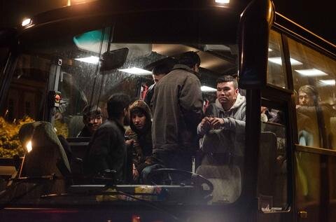 <p>
	Am Sonntagabend waren 721 Asylbewerber in Freiberg angekommen. Sie wurden in Bussen nach Leipzig und Dresden gebracht. Der Abtransport vom Bahnhof habe sich wegen der Versammlung und vor allem der Sitzblockaden verzögert; rund zweieinhalb Stunden nach der Ankunft des Zuges sei der letzte Bus abgefahren.</p>
