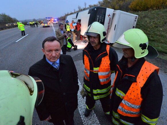 <p>
	Thüringens Innenminister Holger Poppenhäger (SPD) traf am Nachmittag am Unfallort ein.</p>
