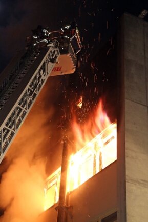 <p>
	Als die Feuerwehr eintraf, brannte es an mehreren Stellen im Gebäude. So schlugen in der zweiten Etage bereits Flammen aus den Fenstern.</p>
