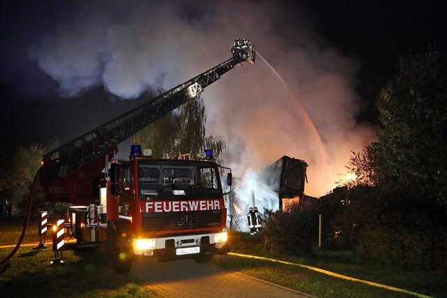 <p>
	Wenig später brannten gegen 1.40 Uhr abgestellte Wohncontainer an der Friedrich-Engels-Straße in Dippoldiswalde.</p>
