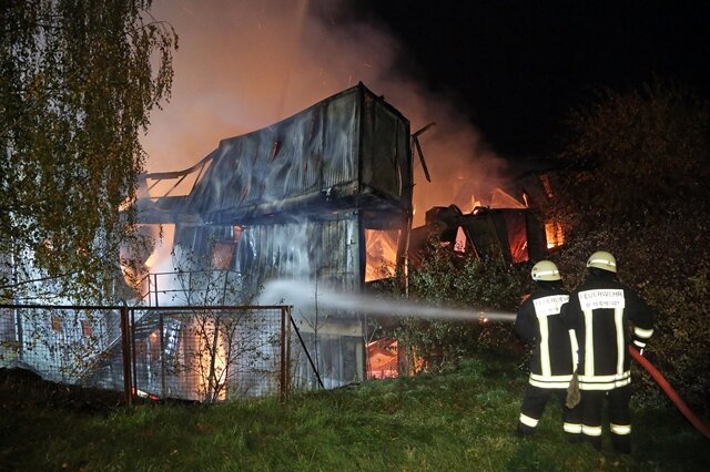 <p>
	Beim Eintreffen der Feuerwehr standen die gestapelten Container lichterloh in Flammen. Die Kameraden konnten die Wohncontainer wegen der Einsturzgefahr nur von außen löschen.</p>
