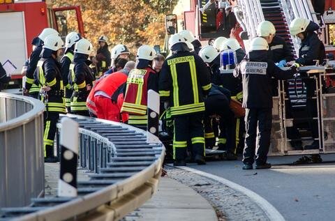 <p>
	Die Feuerwehren waren mit 23 Einsatzkräften und fünf Fahrzeugen vor Ort. Die August-Bebel-Straße war für rund eine Stunde voll gesperrt. Im Folgenden weitere Bilder des Geschehens ...</p>
