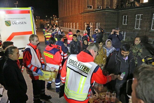 <p>
	Ehrenamtliche Helfer koordinierten vor Ort eine Übergabe von Lebensmitteln. Hierbei kam es zu keinerlei Zwischenfällen, sodass die Ankunft insgesamt sehr geordnet und ruhig verlief.</p>

