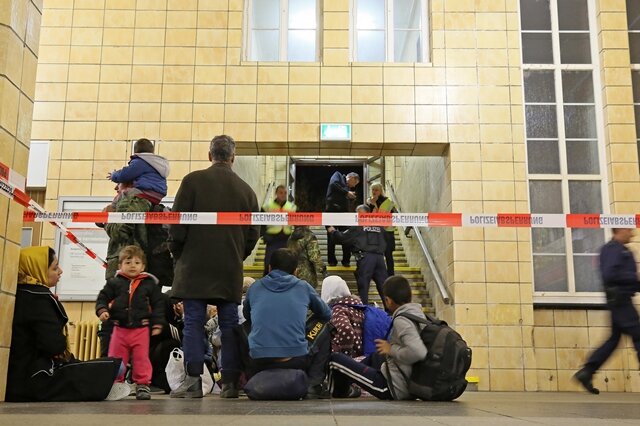 <p>
	Wieder einmal heisst es warten für die Flüchtlinge. Auch nach ihrer Ankunft in Zwickau ist die Zukunft der meisten Menschen unbestimmt.</p>

