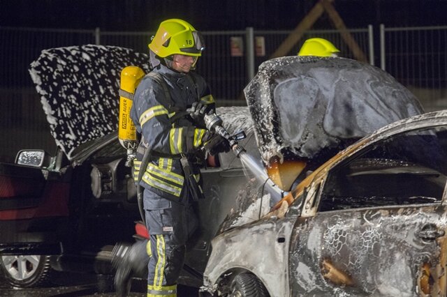 <p>
	Auf einem Firmengelände an der Waldkirchener Straße in Zschopau sind in der Nacht zu Sonntag vier Fahrzeuge komplett ausgebrannt.</p>
