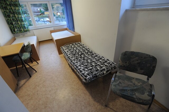 <p>
	Die Zimmer in den einzelnen Unterkunftshäusern sind spartanisch eingerichtet, Teile des Mobiliars von jahrelangem Gebrauch gezeichnet.</p>
