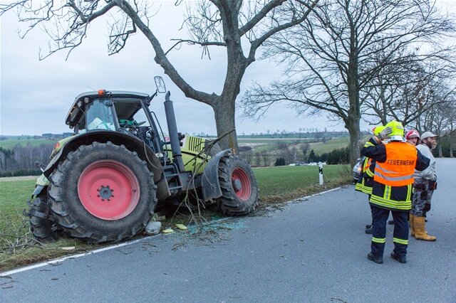 <p>
	Bei einem Unfall auf der Dorfstraße zwischen Mildenau und Grumbach ist am Freitagnachmittag ein Traktorfahrer verletzt worden.&nbsp;</p>
