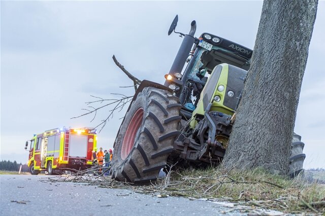 <p>
	Der Traktor war aus bislang ungeklärter Ursache von der Fahrbahn abgekommen und frontal gegen einen Baum geprallt.&nbsp;</p>
