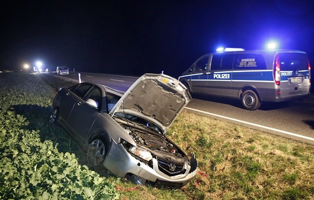 <p>
	Der 26-jährige Fahrer eines Honda überholte kurz nach dem Abzweig Spernsdorf einen Citroen, wie die Polizei mitteilte.</p>
